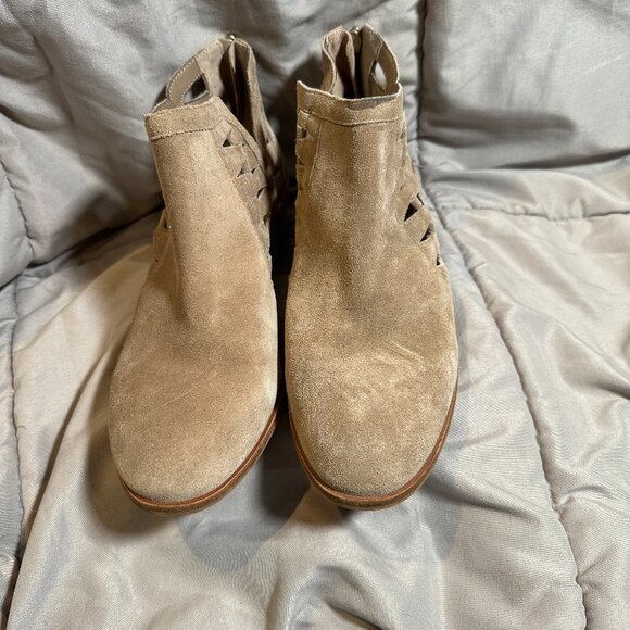 Vince Camuto Peera Tan  suede ankle Bootie Boots 8.5. Zipper Heel. Cut Out Sides - Picture 1 of 9